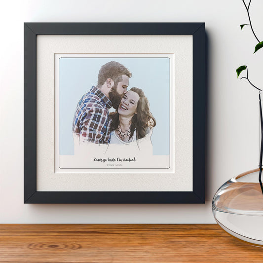 Portret zakochanej szczęśliwej pary na niebieskim tle. Oprawiony w białe Passe-partout i czarną drewnianą ramę.